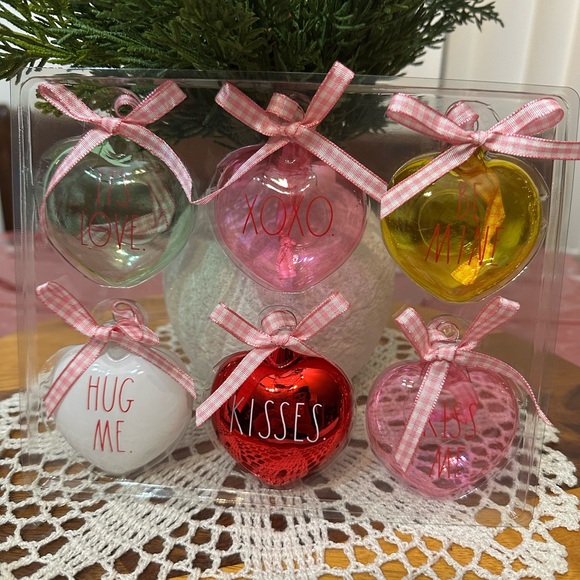 “Valentine’s Day ” ornaments - Set of 6
RAE DUNN - Picture 2 of 7